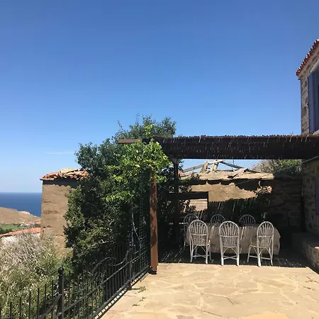 Deniz Manzarali, Muestakil Bahceli Tas Ev בית נופש *