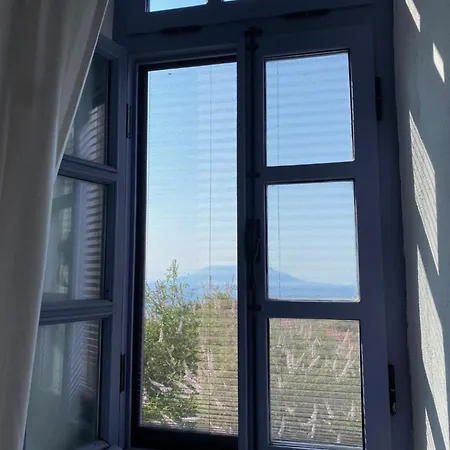 Deniz Manzarali, Muestakil Bahceli Tas Ev *